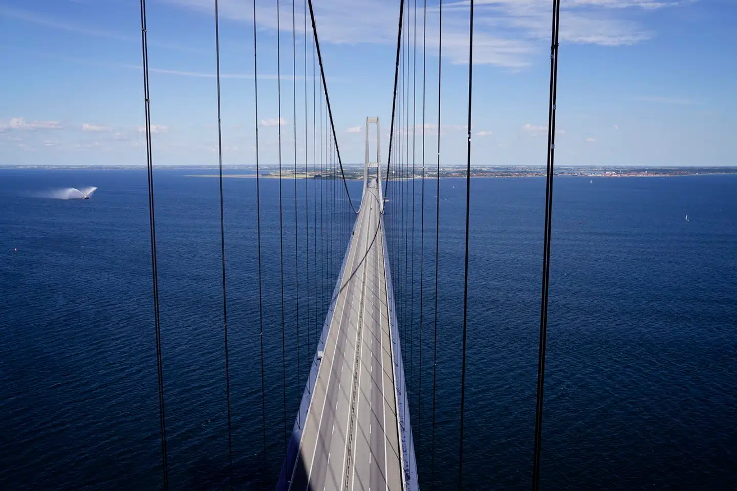 Ved Storebæltsbroens lavbro er hastigheden torsdag morgen sat kraftigt ned.