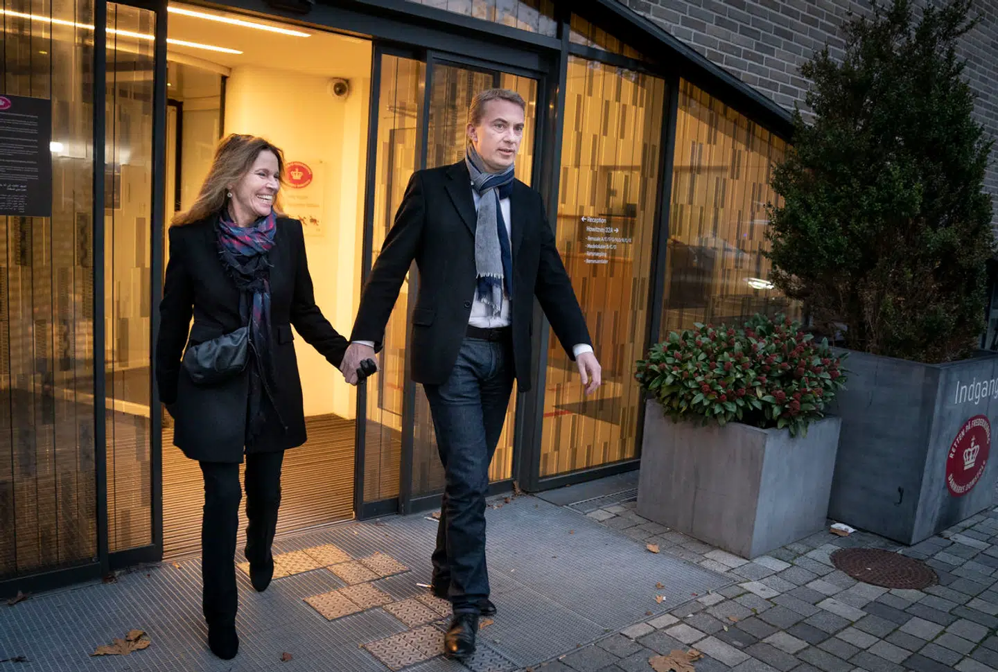 Morten Messerschmidt forlader retten på Frederiksberg med sin kæreste, Dot Wessmann. Messerschmidt blev frikendt for svindel med EU-midler i forbindelse med Meld-sagen.