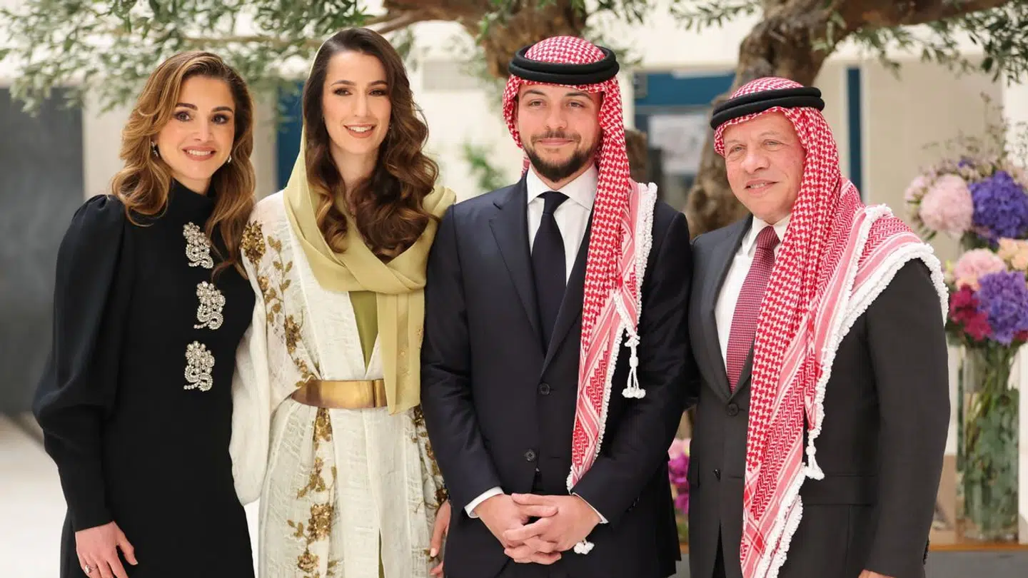 Jordans kong Abdullah II og dronning Rania sammen med kronprins Hussein og hans forlovede, Rajwa Al Saif,.