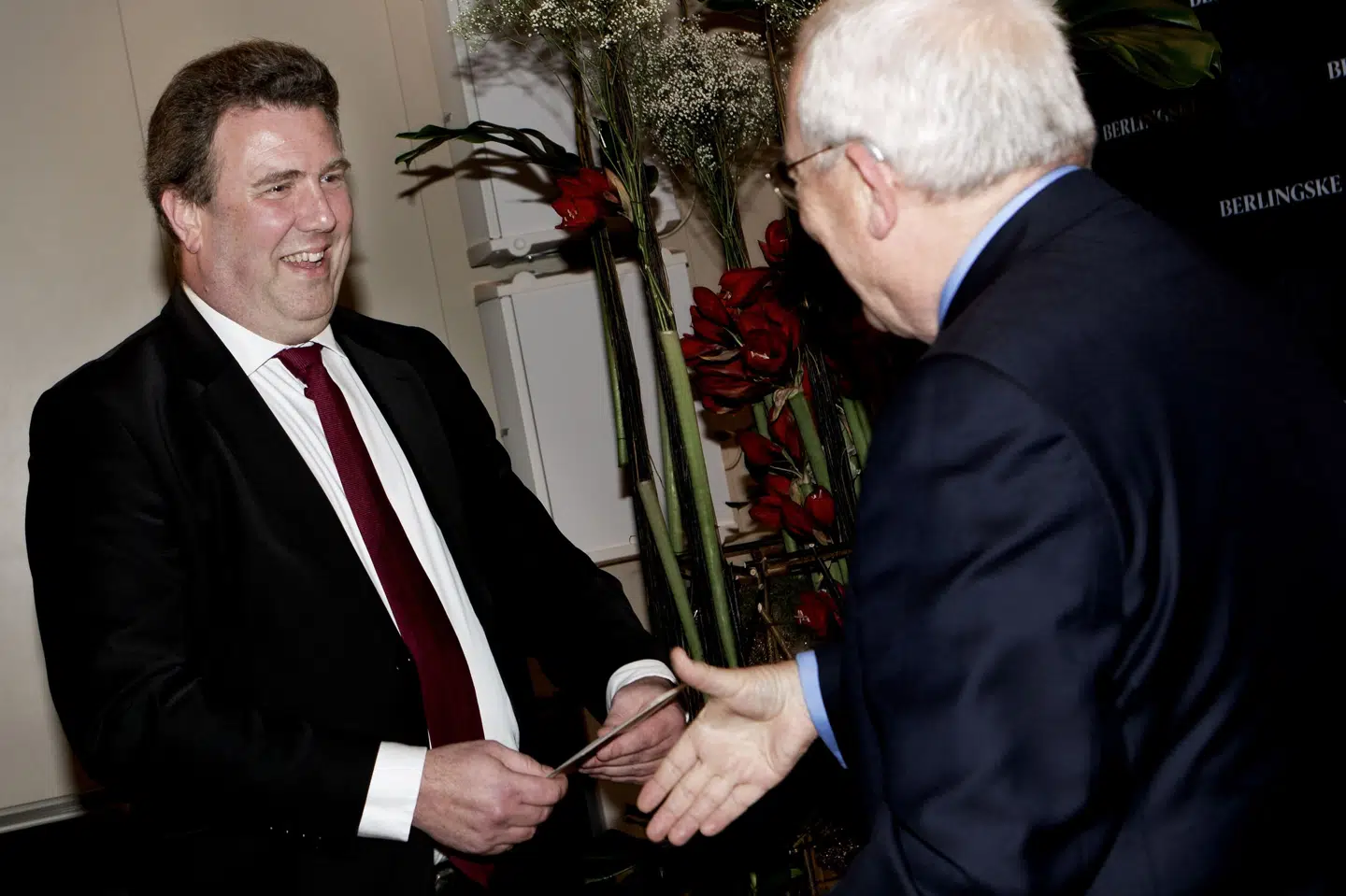 Ole Ryborg Berlingske Fonds prisuddeling i konferencesalen hos Berlingske Media i Pilestræde i København d. 7. januar 2014. Uffe Ellemann-Jensen overrækker Berlingske Fonds journalistpris 2014 til Ole Ryborg modtager (tv). (Foto: Linda Kastrup/Scanpix 2014)
