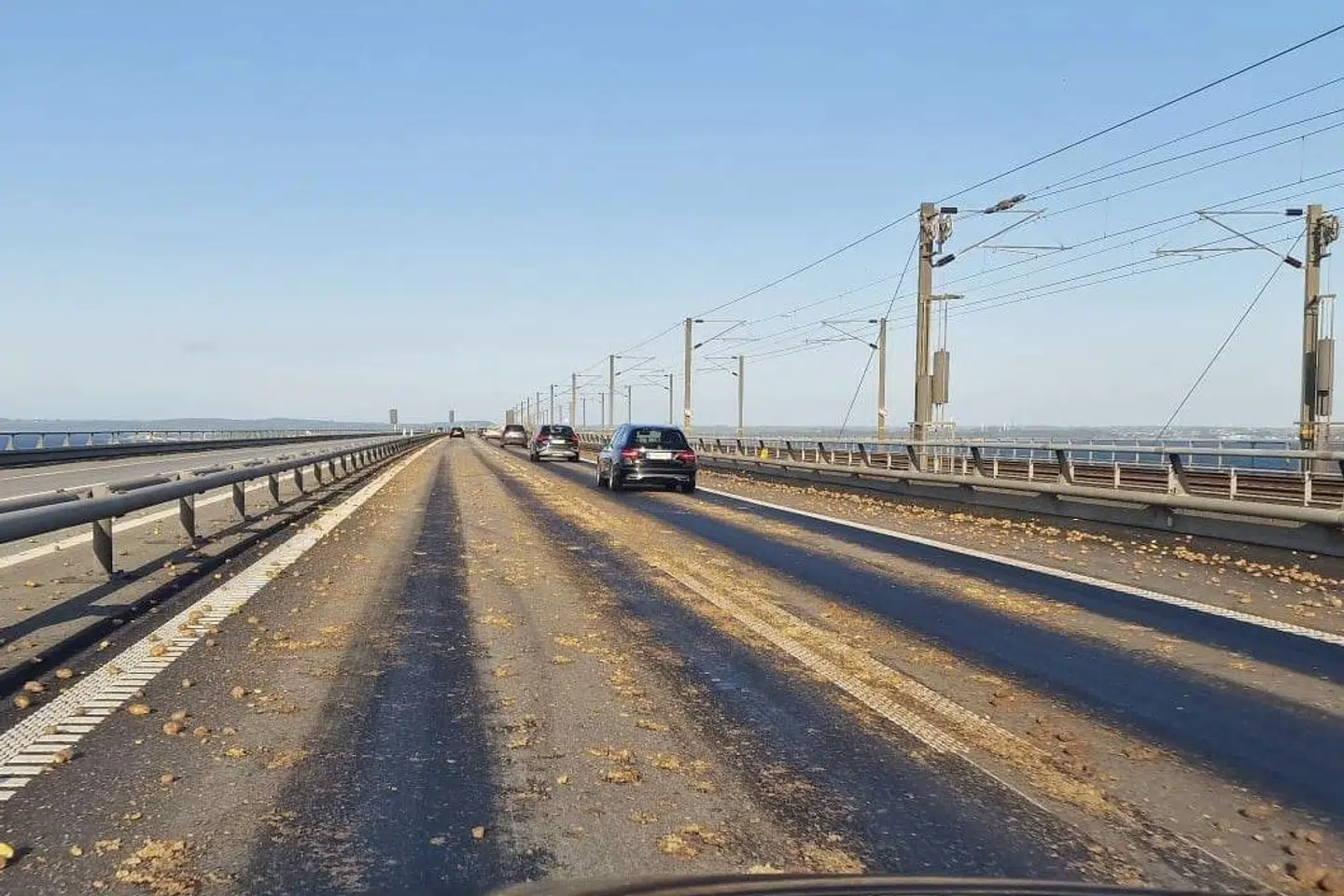 Kartofler spredt ud over kørebanen på Storebæltsbroen torsdag den 1. juni 2023. Presse-Fotos.dk/Ritzau Scanpix