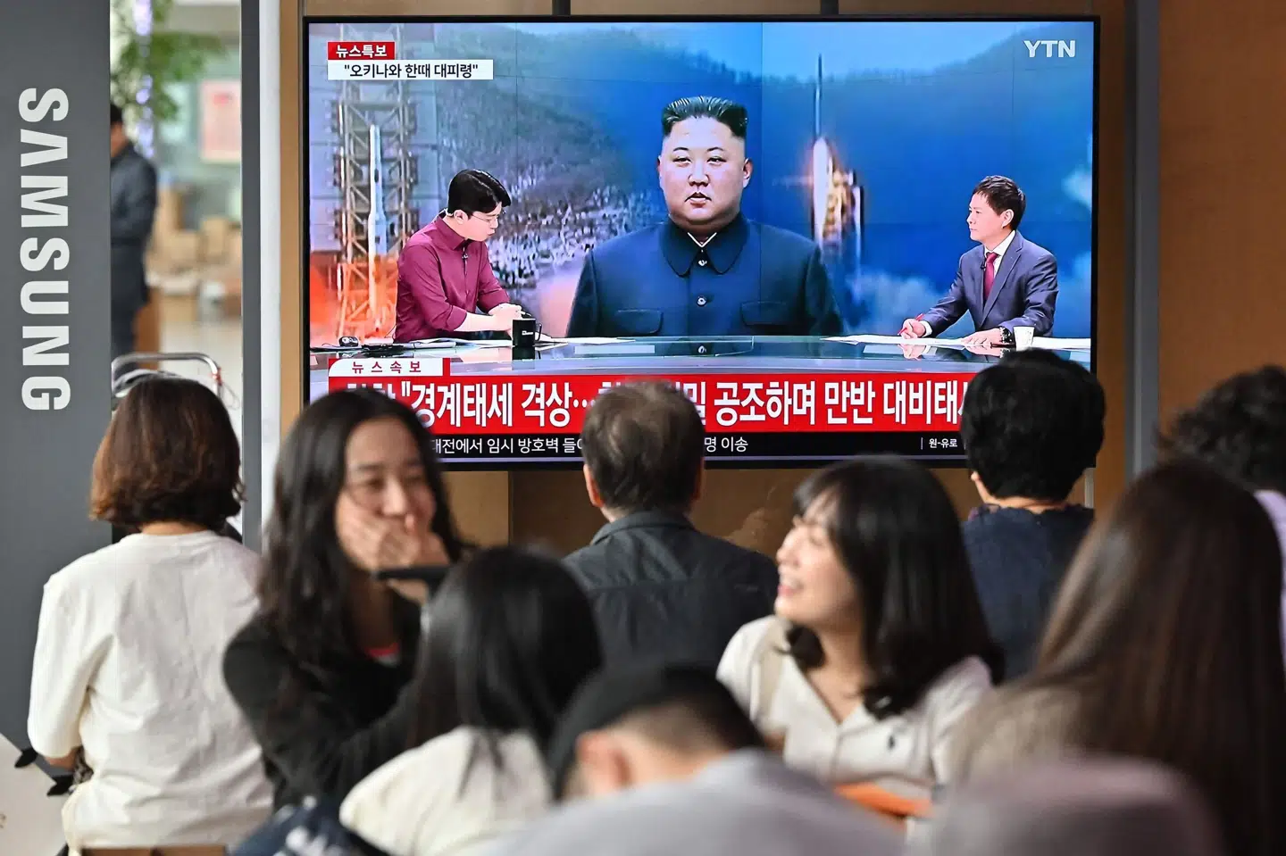 Tv-skærme viser billeder af Nordkoreas leder, Kim Jong-un, på en togstation i Seoul onsdag, hvor en nordkoreansk satellitopsendelse skabte usikkerhed tidligere på ugen. Jung Yeon-Je/Ritzau Scanpix