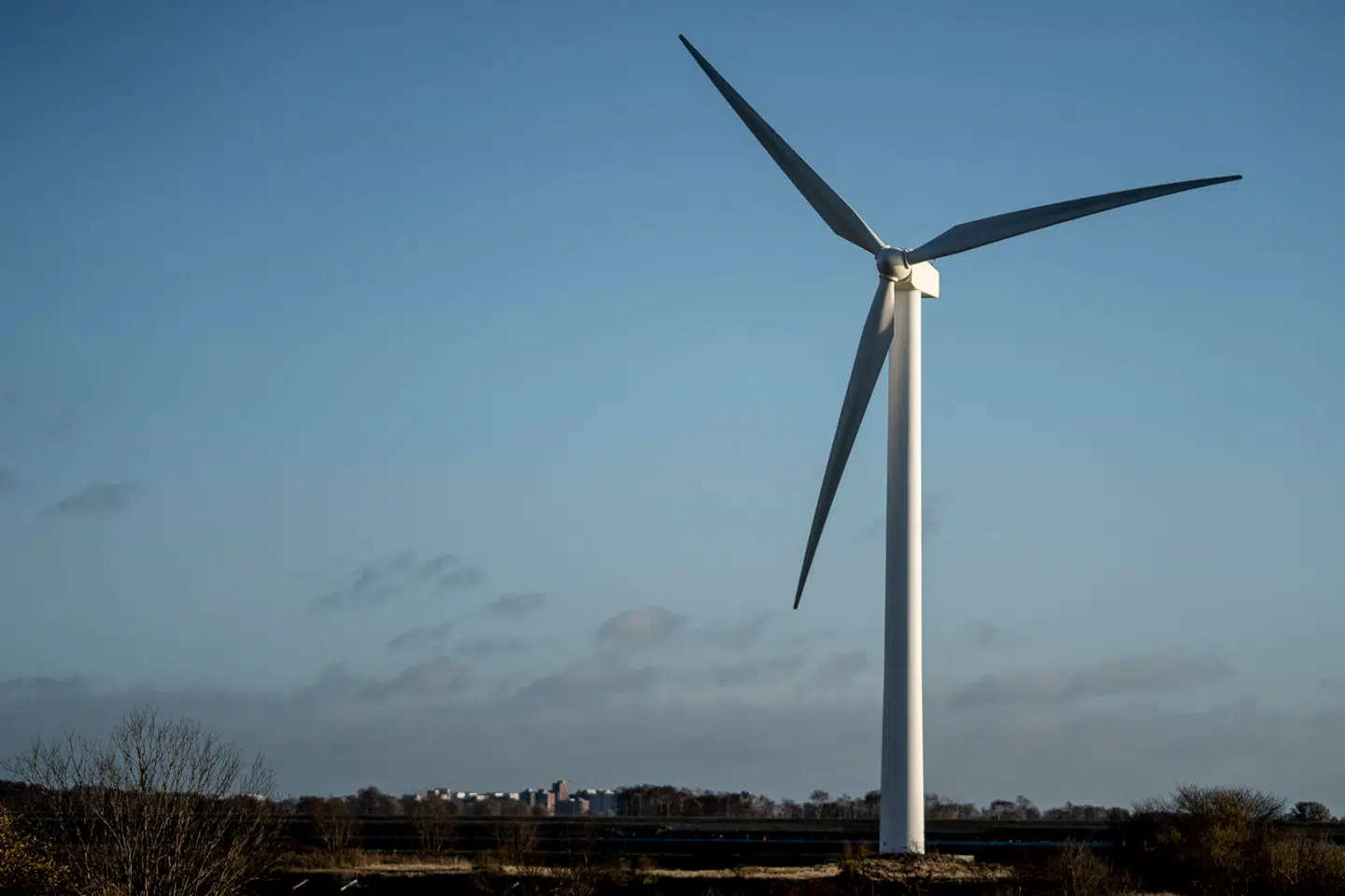 Mere og mere energi kommer fra vindmøller og solceller, og det betyder, at Energinet har travlt med at udbygge højspændingsnettet.