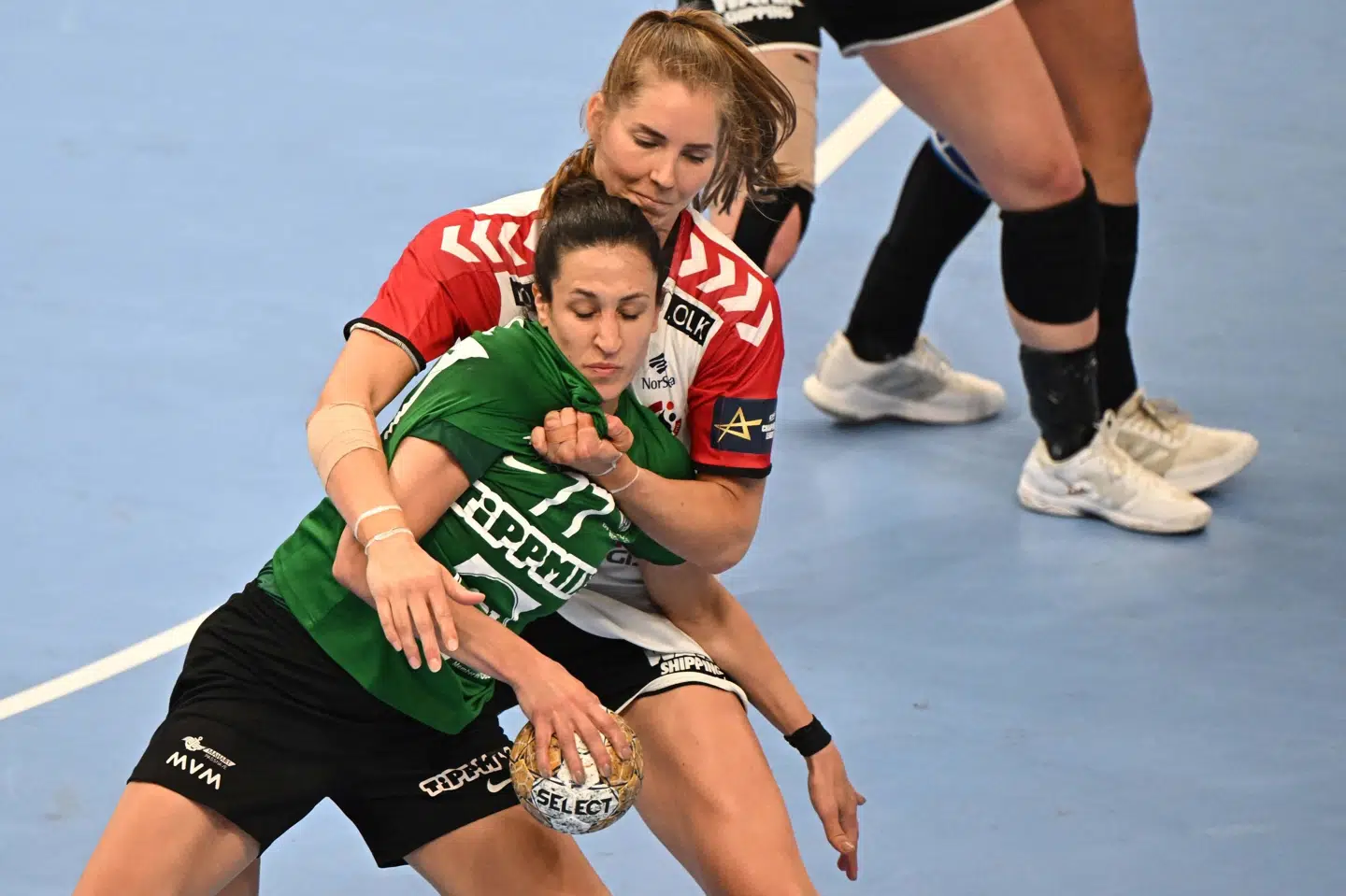 Mette Tranborg tacklede igennem på ungarerne, men det var ikke nok til at spille sig i Champions League-finalen. Attila Kisbenedek/Ritzau Scanpix