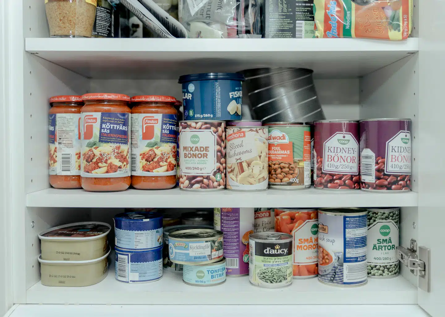 Kælderen er fyldt med nødvendigheder hos militæranalytiker Jens Wenzel Kristoffersen, hvis der skulle udbryde krig i Danmark. Han mener, at du bør gøre det samme.