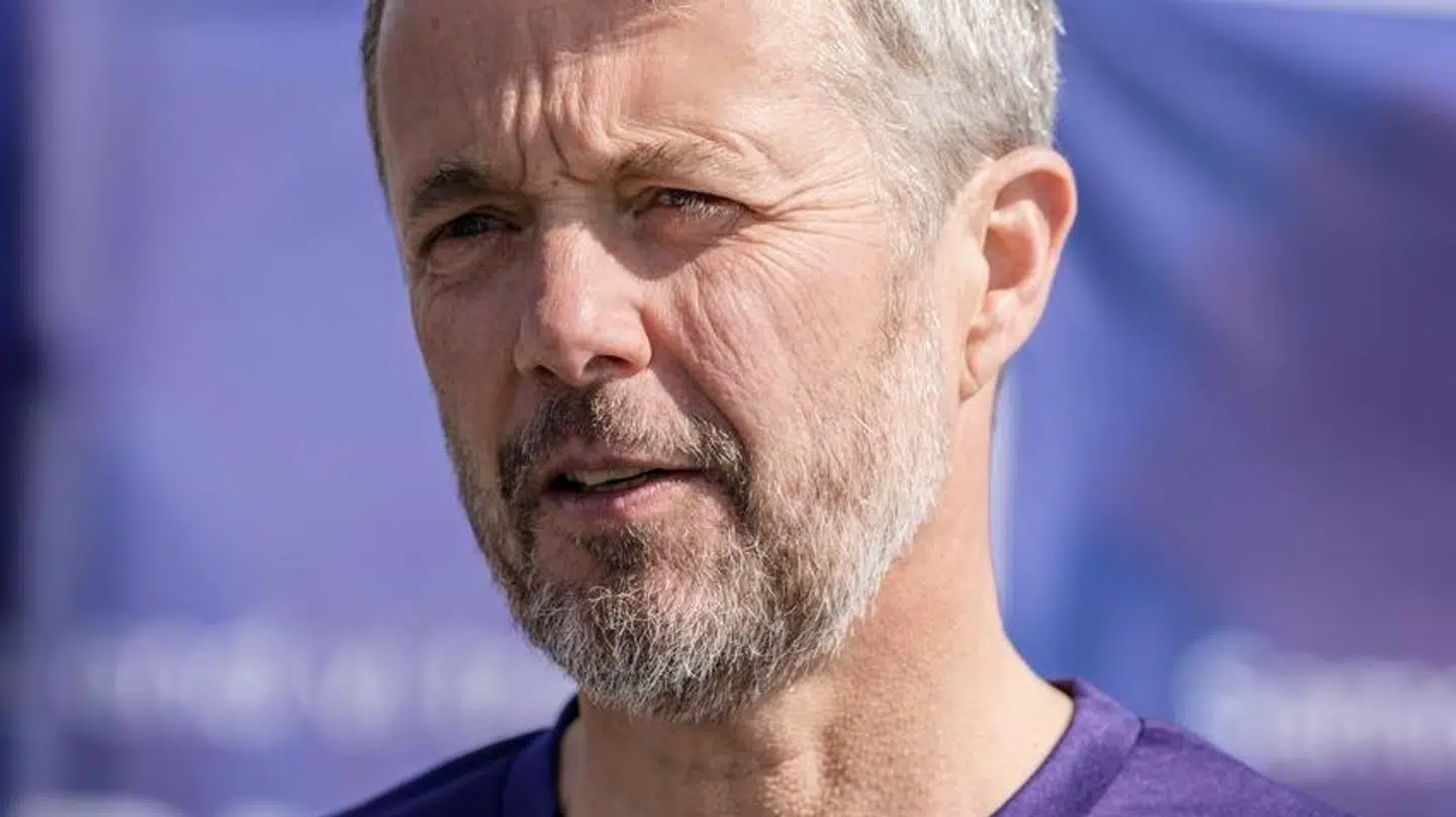 Kronprins Frederik hepper på danskerne i Barcelona.
