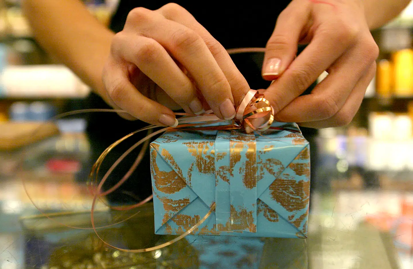 Indpakning af julegaver hos Matas.