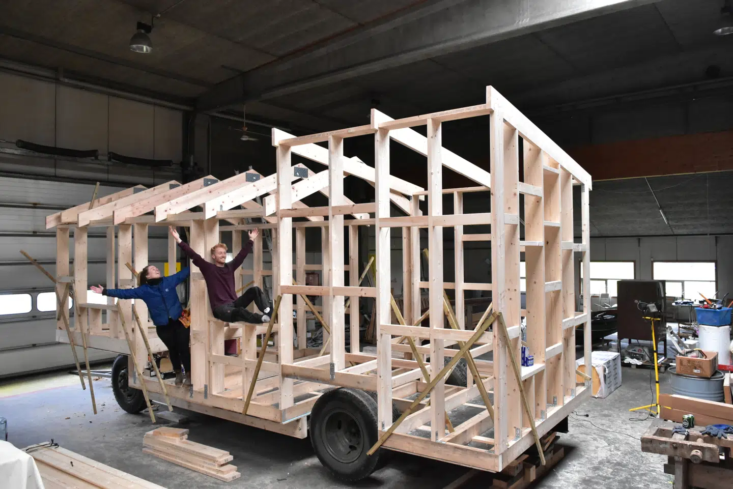 Parret har bygget deres hus på en bådtrailer, så huset kan flyttes rundt