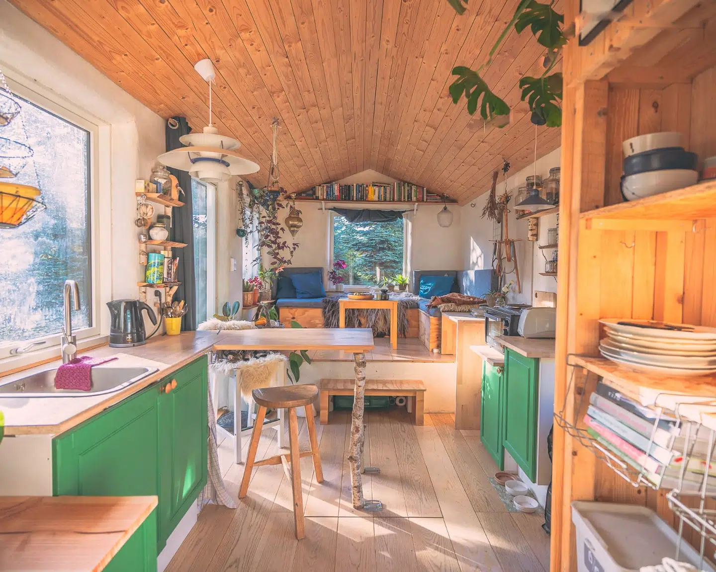 En stor stue var en prioritet for ægteparret, og for nylig er der blevet plads til en lænestol også