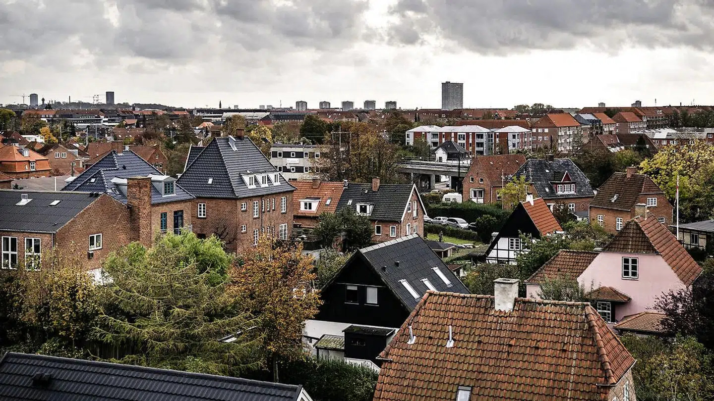 Huse i villakvarter i Brønshøj. Boliger. Udsigt. Ejendomme. Villaer. Bolig. Murstenshus. Oversigtsfoto. Bygning. Bygninger. Hus. Parcelhus. Parcelhuskvarter. Matrikel. Matrikler. Villaområde. Parcelhusområde. Boligkvarter.
