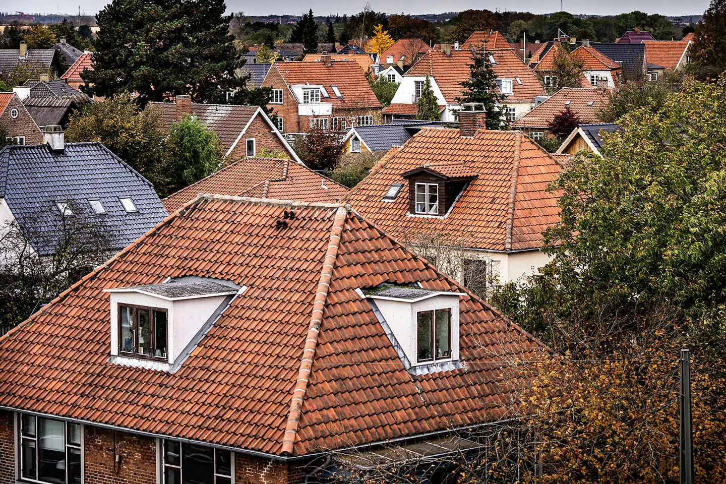 Huse i villakvarter i Brønshøj. Boliger. Udsigt. Ejendomme. Villaer. Bolig. Murstenshus. Oversigtsfoto. Bygning. Bygninger. Hus. Parcelhus. Parcelhuskvarter. Matrikel. Matrikler. Villaområde. Parcelhusområde. Boligkvarter.