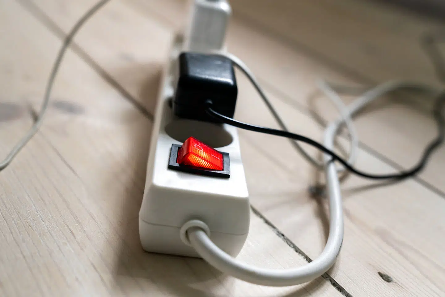 Strømskinne med opladere i lejlighed i København tirsdag den 6. september 2022.. (Foto: Ida Marie Odgaard/Ritzau Scanpix)