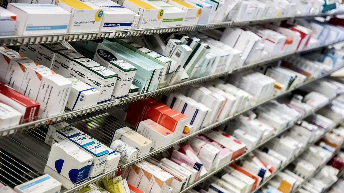 ARKIVFOTO. Positivt for patienterne, at prisen bliver sænket med ti procent. Men der skal stadig prioriteres, lyder det. (se diverse Ritzau historier) PLUS-historie. Den nye regering kommer ikke uden om at prioritere i medicin, siger professor. Dansk Folkeparti afviser, at prisen skal spille ind. Regioner skærer i budgetter. (se Ritzau historie 231630) Onsdag, den 18. marts 2015 Stoholm Apotek fylder 100 år i april Foto: Morten Dueholm