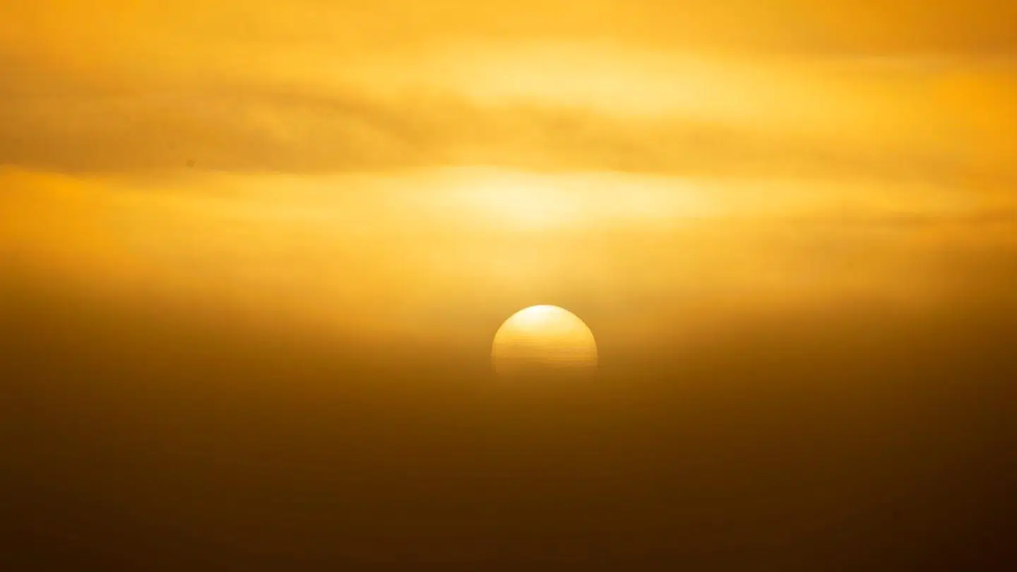 epa10293287 Sun rises through the fog in Teruel, Spain, 08 November 2022. EPA/Antonio Garcia