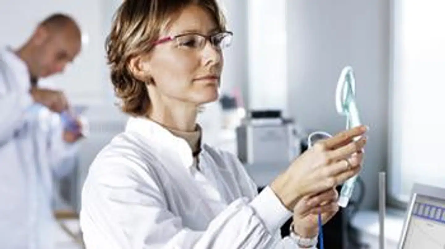 Her ses en læge med et produkt fra det danske medico-selskab, Ambu.