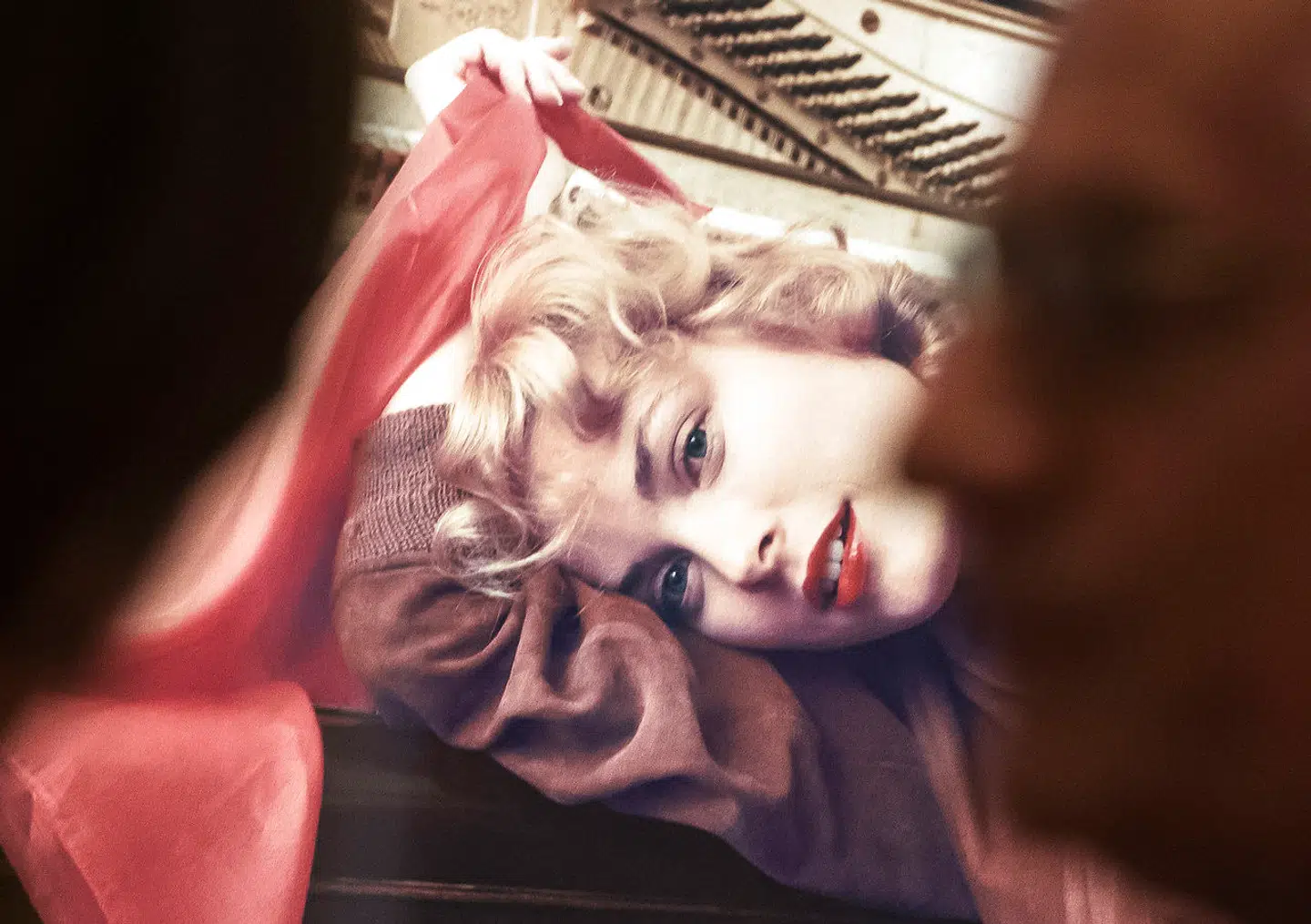 Her ses gæst foran et billede af Grace Kelly taget af Milton H. Greene.