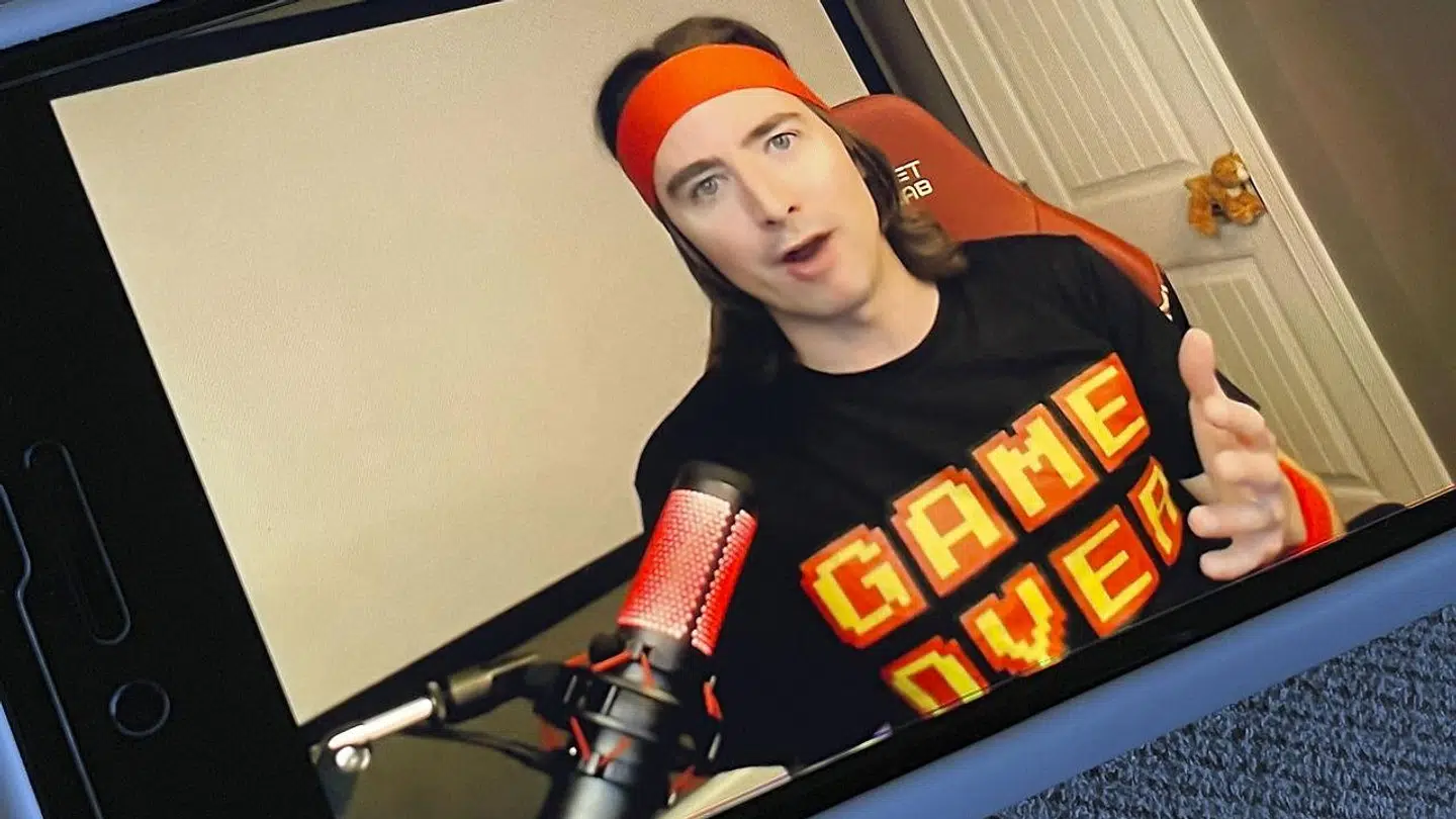 Her ses Keith Gill, der på sociale medier gik under navnet "u/DeepFuckingValue" samt "Roaring Kitty" på hans YouTube-kanal. Han var en af de mest aktive bannerførere i det oprør, der udspillede sig i løbet af januar 2021, hvor tusindvis af små investorer i samlet flok købte aktier i Gamestop for at banke kursen op.Keith Gill havde længe inden 2021 argumenteret for, at forholdene i GameStop-aktien slet ikke var så slemme, som mange mente. Noget, som hedgefondchefen Michael Burry, der er kendt fra filmen 'The Big Short', også tidligere havde påpeget.