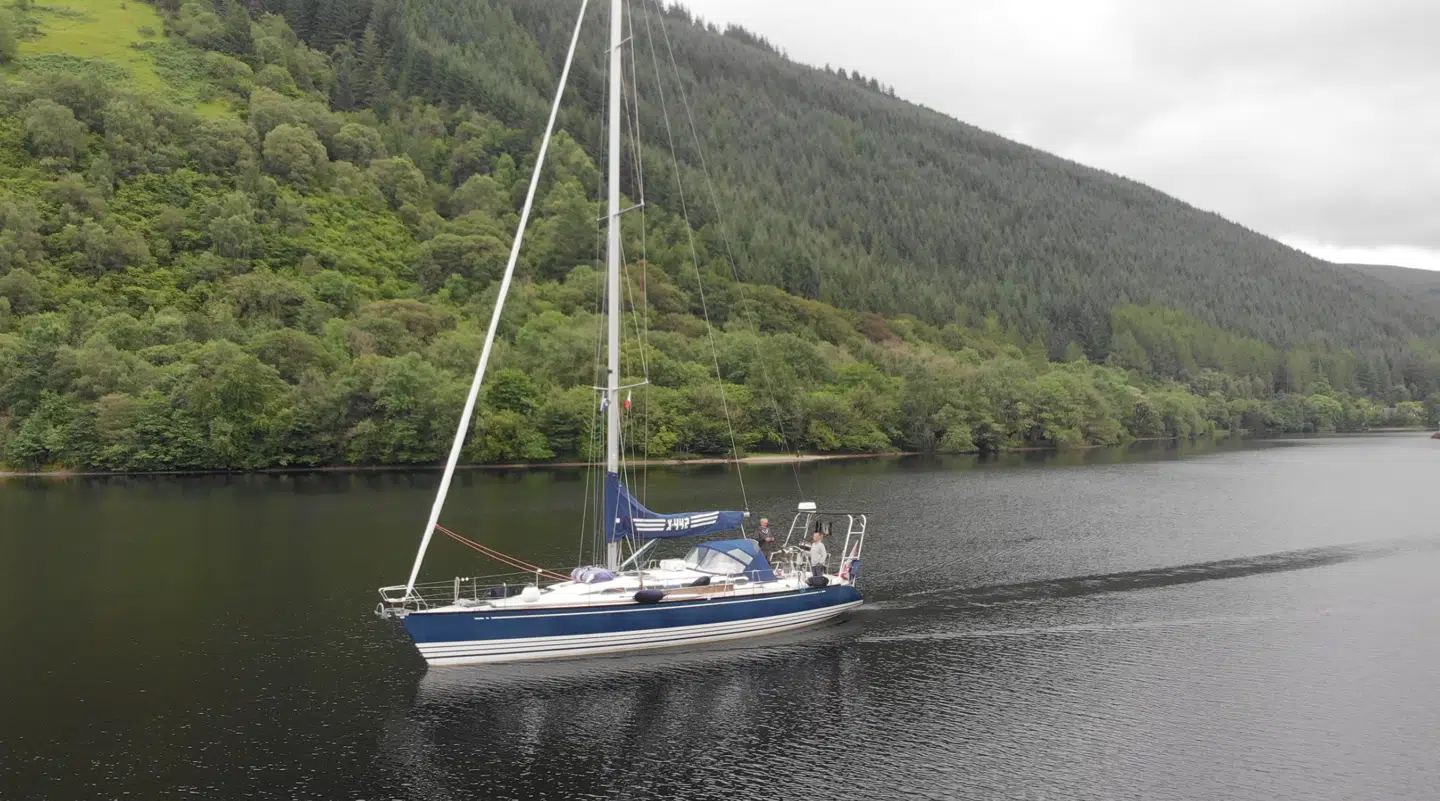 Parret sejler gennem den kaledoniske kanal i Skotland