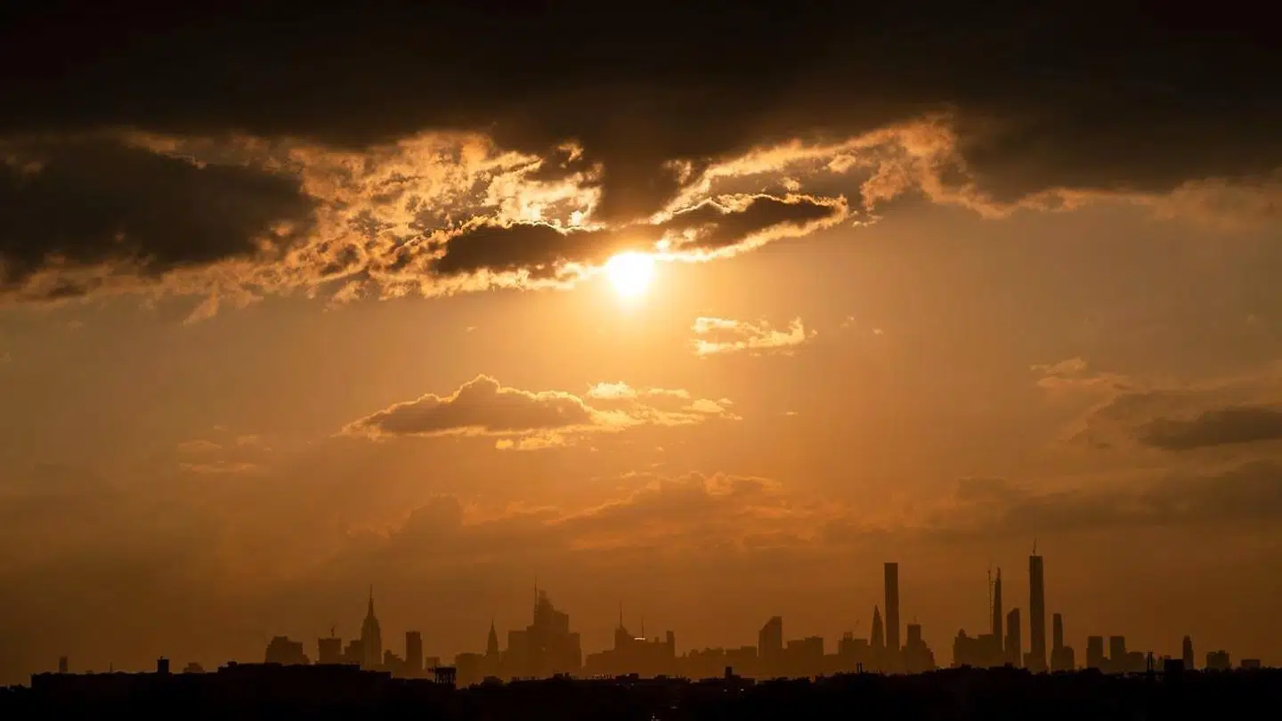 TOPSHOT - The sun shines on the skyline of midtown Manhattan on September 4, 2019 in New York City. (Photo by Johannes EISELE / AFP)