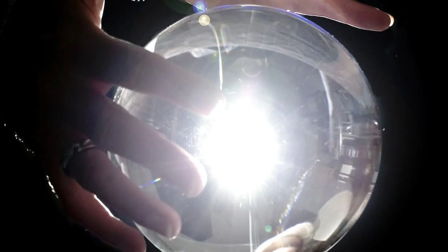 Man kan kun være enig med Storm P i, at 'det er svært at spå, især om fremtiden', og det er selvsagt umuligt at gøre med sikkerhed. Imidlertid består en stor del af arbejdet som aktieanalytiker netop i at søge at forudsige fremtiden.