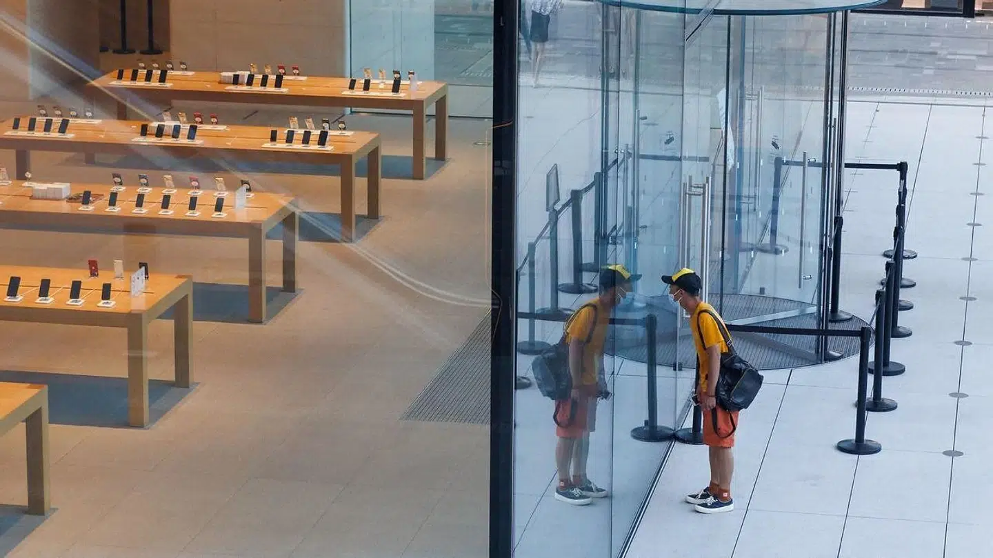 Her ser en mand ind i en Apple-forretning i Beijing i Kina 14. juni 2022