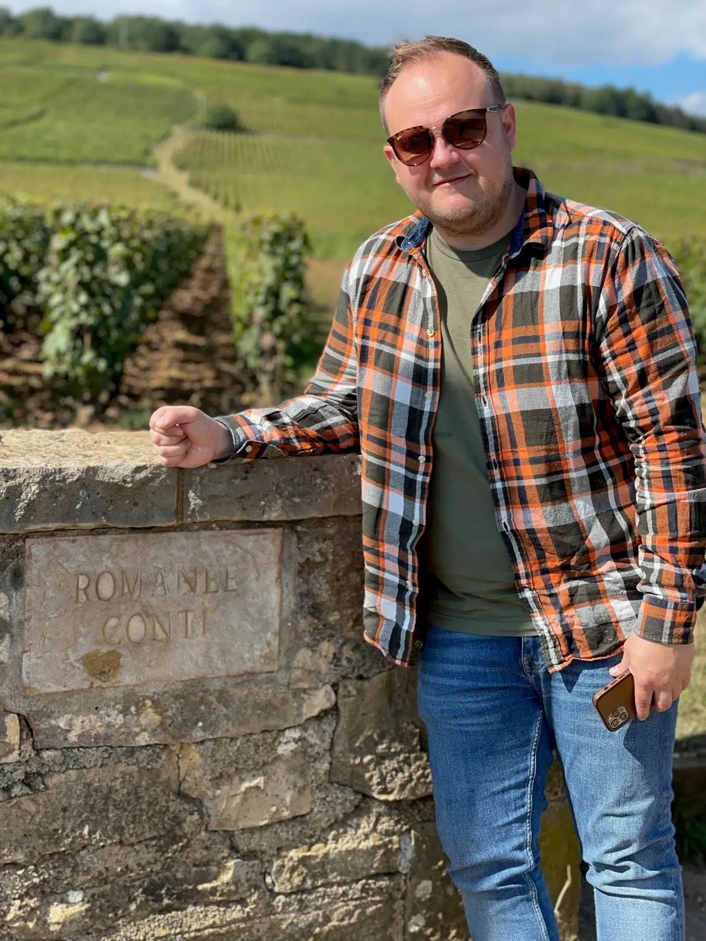 Martin Sørensen har interesseret sig for vine de seneste 10-15 år, og her ses han foran markerne tilhørende Domaine De La Romanée-Conti, som er kendt for at have solgt den dyreste flaske vin.