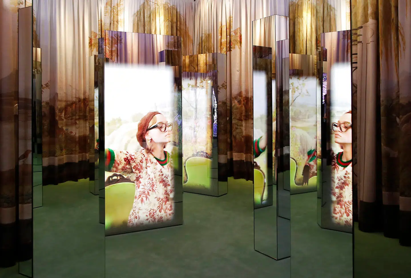 Facebook hyrer massevis af ingeniører i Europa til at arbejde på metaverse, mens videospilvirksomheder skitserer deres langsigtede visioner for, hvad nogle betragter som den næste store ting på internettet. Grundlæggende er metaverse en verden af endeløse, indbyrdes forbundne virtuelle fællesskaber, hvor folk kan mødes, arbejde og lege. Du kan tage til en virtuel koncert, tage en tur online og prøve digitalt tøj. Men teknologivirksomheder skal stadig finde ud af, hvordan de forbinder deres online platforme (genrefoto).