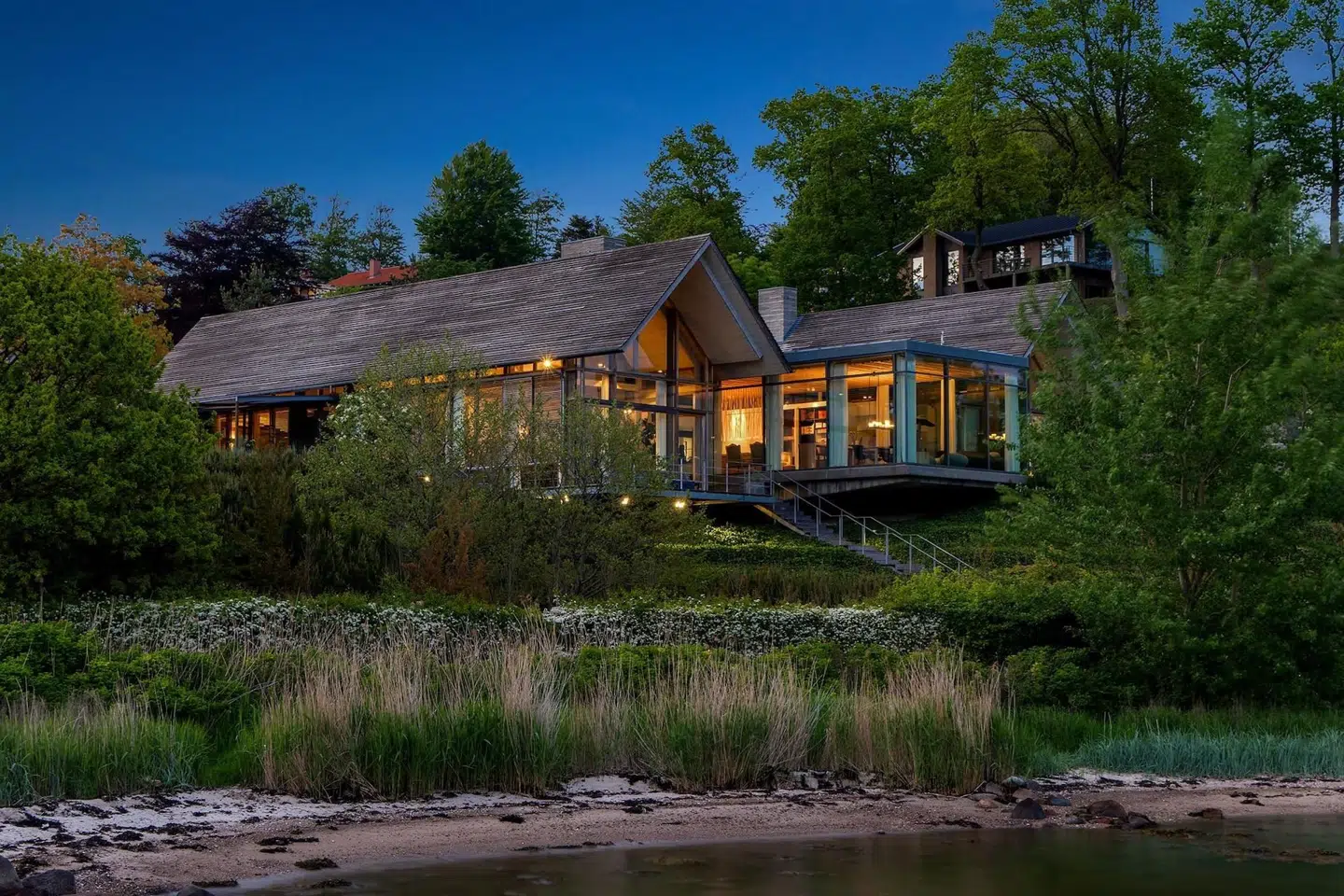 Villaen ligger direkte ned til Vejle Fjord. Ifølge Boliga er den tidligere rekord i Jylland en liebhavervilla i det aarhusianske komponistkvarter, som blev solgt for 30,1 mio. kr.