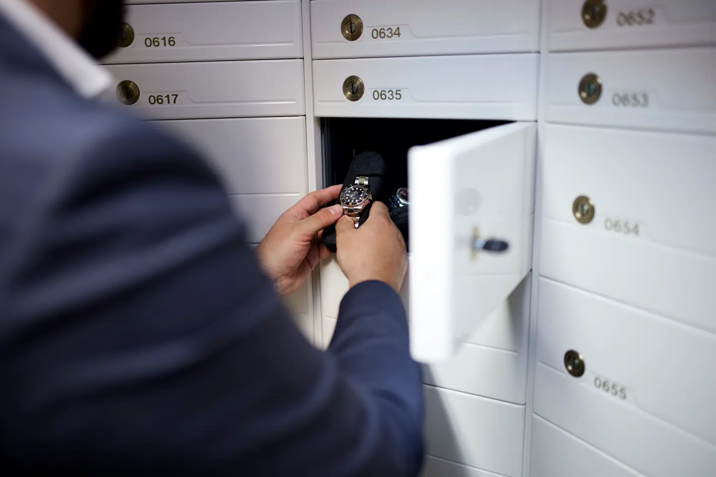 Daniel Nielsen startede med at købe ure for 15 år siden. Først som en hobby, hvor han nød dem og solgte. Siden er det blevet hans levevej.