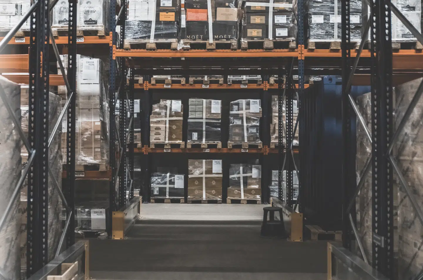 En af grundpillerne ved vininvestering er det løbende konsum, så vinene på lageret er ikke lagt ind for, at de skal ende deres dage der, fremhæver RareWine Invest.