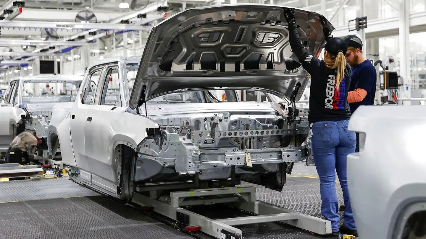 Her ses ansatte ved et samlebånd hos Rivian Automotive i Normal i staten Illinois 2022.