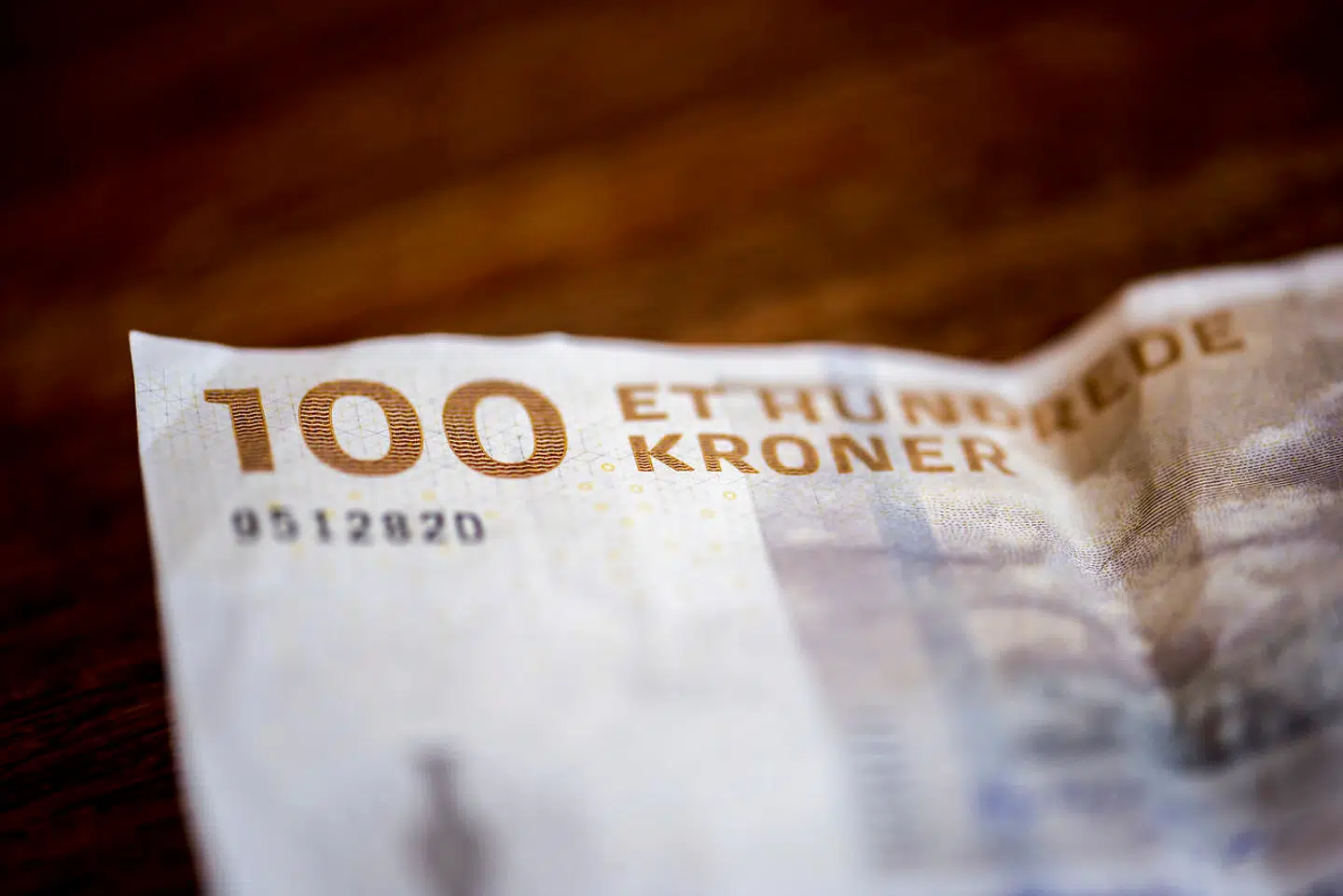 I april kom inflationen op på 7,4 procent ifølge tal fra Danmarks Statistik. Arbejdernes Landsbank har beregnet, at de kraftige prisstigninger gør, at danskerne købekraft er slået tre år tilbage. Det vl sige, at tre års lønstigninger er forsvundet som dug for solen. Danskerne er nødt til at tære på opsparingen eller spare mindre op for at fastholde forbruget, fremhæver cheføkonom i Arbejdernes Landsbank, Jeppe Juul Borre.