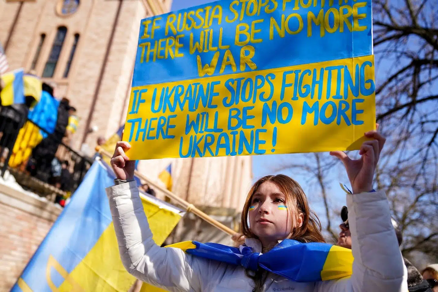 Ruslands invasion af Ukraine har sendt demonstranter på gaden verden over i protest mod Ruslands angreb. Hundredvis af civile ukrainere er blevet dræbt - heriblandt børn - ifølge Ukraines indenrigsministerium, skriver CNN.