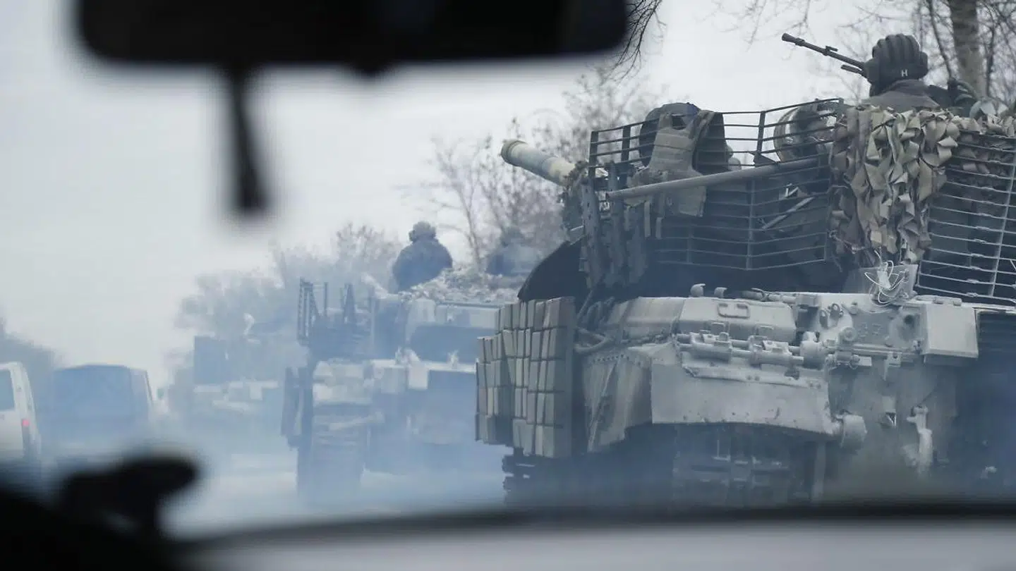Ukraine forsøger at holde stand mod den russiske stormagts angreb på landet. Her ses nogle få ukrainske tanks.