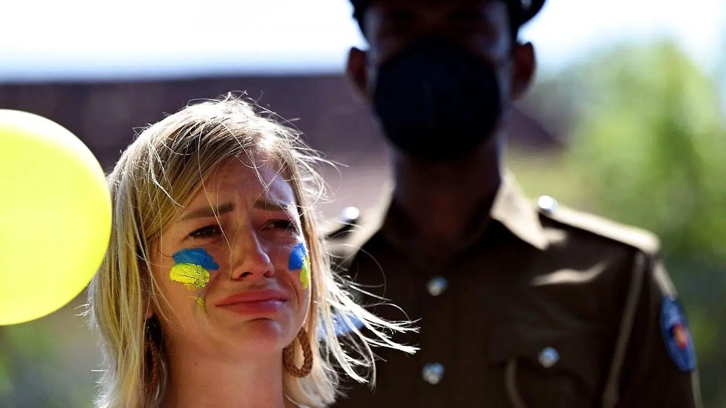 Her ses en demonstrant under en demonstration mod, at Rusland har invaderet Ukraine