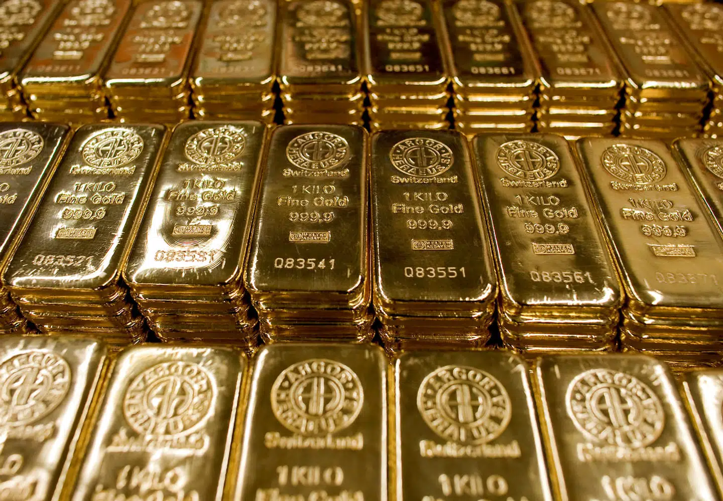 (ARKIV) FILE PHOTO: Gold bars of one kilogram are placed on a table at a plant of gold refiner and bar manufacturer Argor-Heraeus SA in the southern Swiss town of Mendrisio, March 1, 2012. Guldindustrien er ramt af en krise. Der sendes guldbarrer med falske kvalitetsstempler på markedet. Eksperter siger, at det er hvidvask af beskidte penge. Det skriver Ritzau, torsdag den 29. august 2019.. (Foto: Pascal Lauener/Ritzau Scanpix)