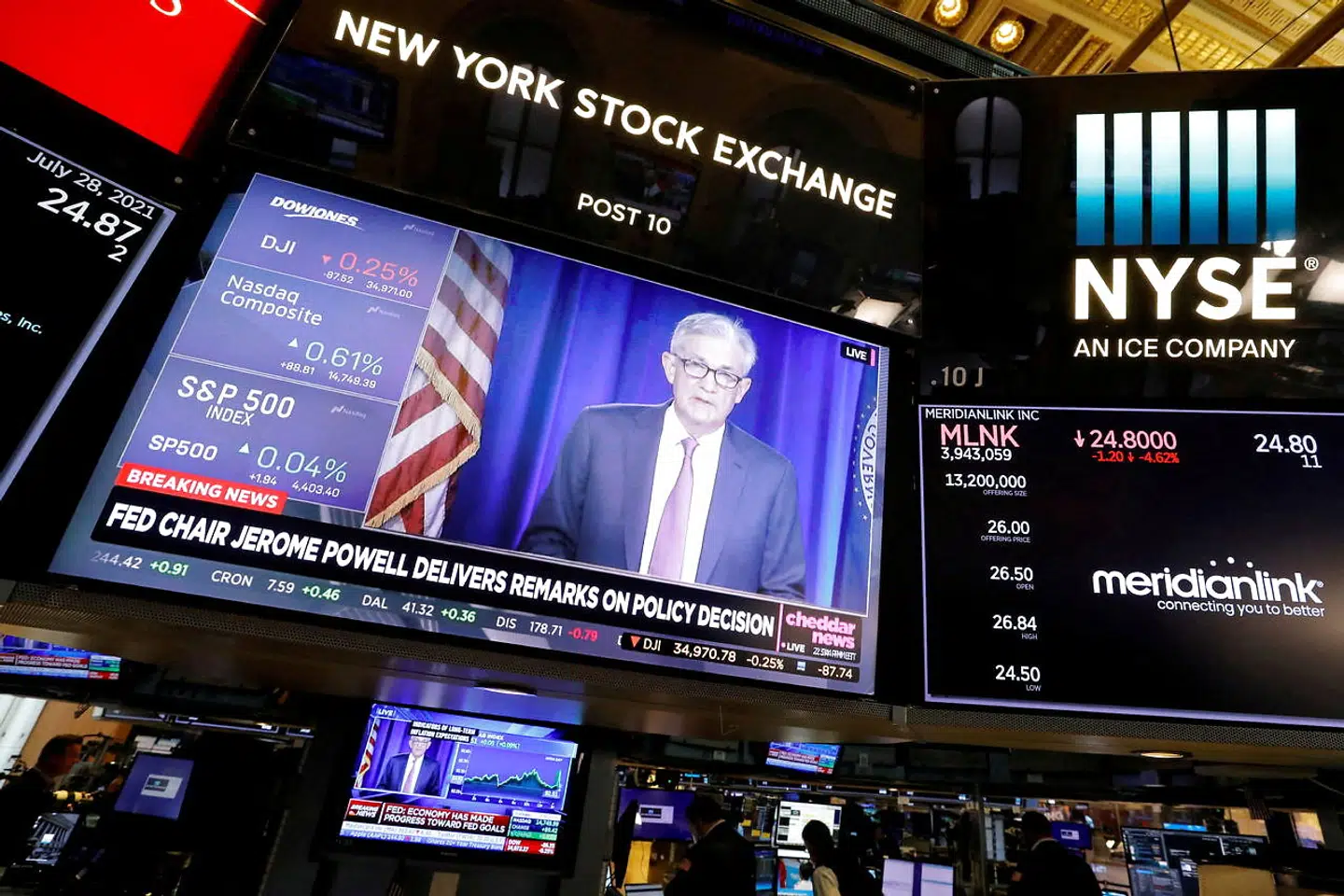 FILE PHOTO: A screen displays the Federal Reserve Chair Jerome Powell on the trading floor at New York Stock Exchange (NYSE) in New York City, New York, U.S., July 28, 2021. REUTERS/Andrew Kelly/File Photo