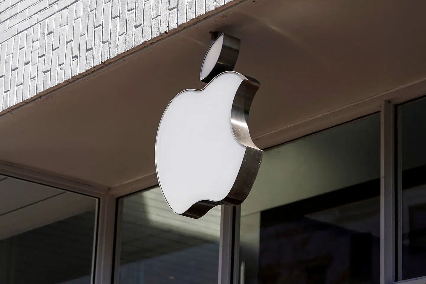 FILE PHOTO: Logo at an Apple store in Washington, U.S., January 27, 2022. REUTERS/Joshua Roberts/File Photo