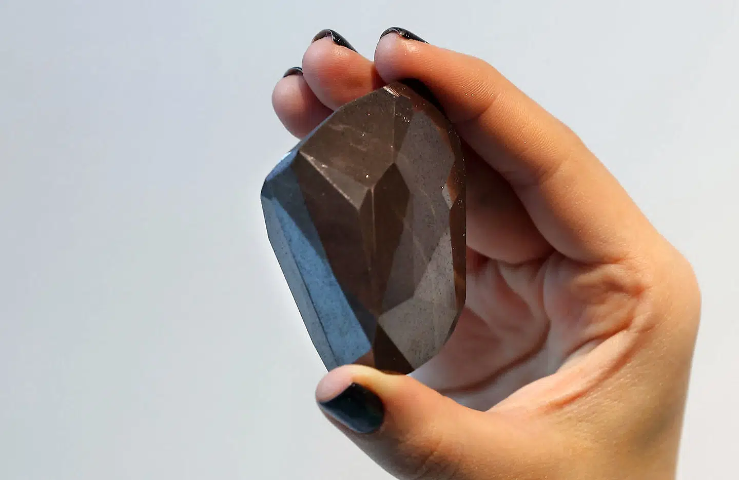 Her ses et billede af 'The Enigma', en 555.55 karat sort diamant hos Sotheby's i Dubai.