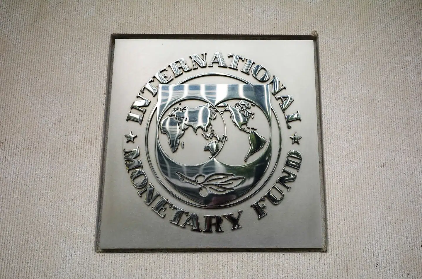 (FILES) In this file photo taken on October 07, 2021 the seal of the International Monetary Fund is seen outside of its headquarters in Washington, DC. - The International Monetary Fund said December 23, 2021 it will extend its flexible access to emergency funding for an additional 18 months to help nations severely impacted by the Covid-19 pandemic. (Photo by MANDEL NGAN / AFP)