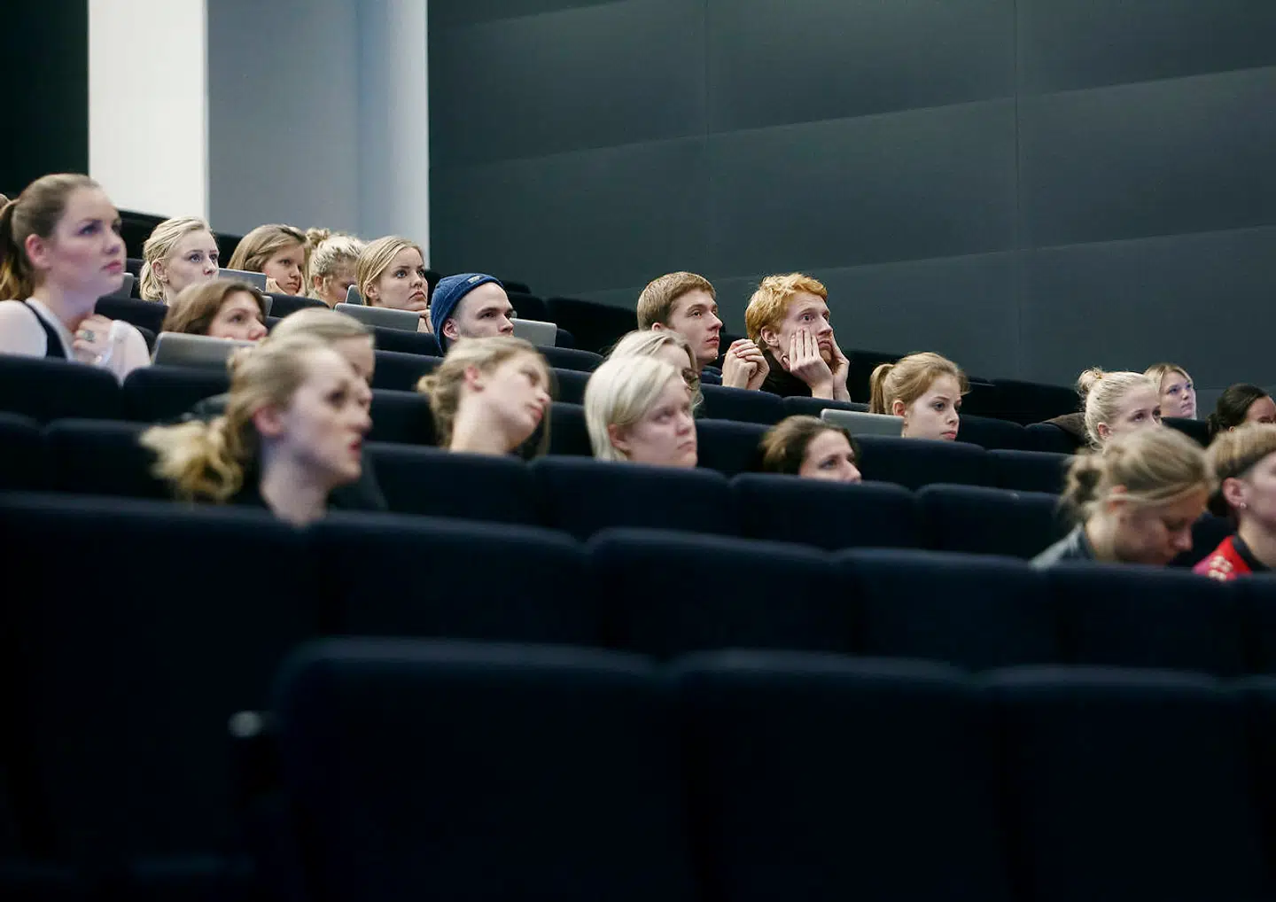 »Principperne styrker universitetets (og lærerens) ret til at sige og gøre, som de har lyst – også når det er stødende, ikkevidenskabeligt eller endda amoralsk. Studerende står derimod endnu svagere i forhold til at yde kritik eller modstand,« skriver Mira C. Skadegård.