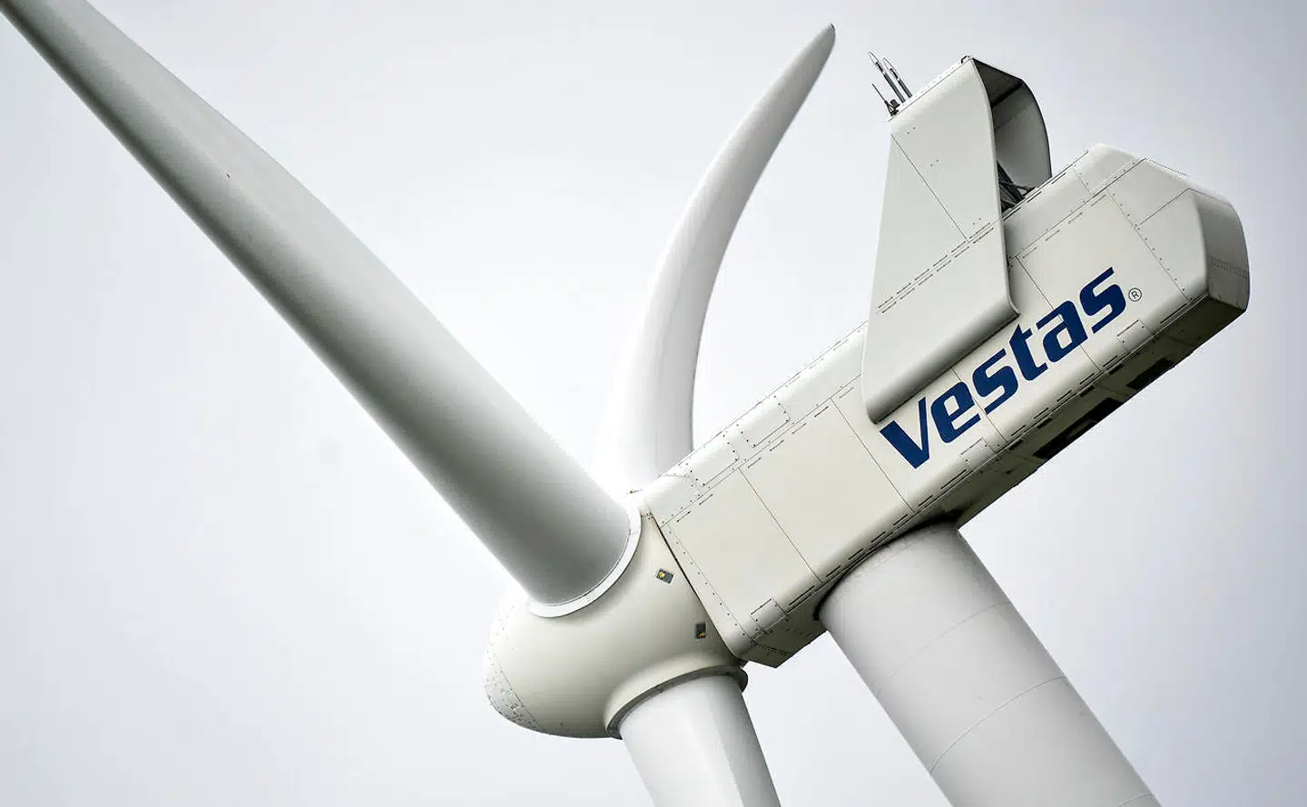 Vindkæmpen Vestas har to fabrikker i Rusland, som producerer vindmøllevinger og bestanddele til vindmøllens generator. Den ene fabrik er i Dzerzhinsk øst for Moskva, mens den anden ligger en smule mere sydøstligt i Ulyanovsk.
