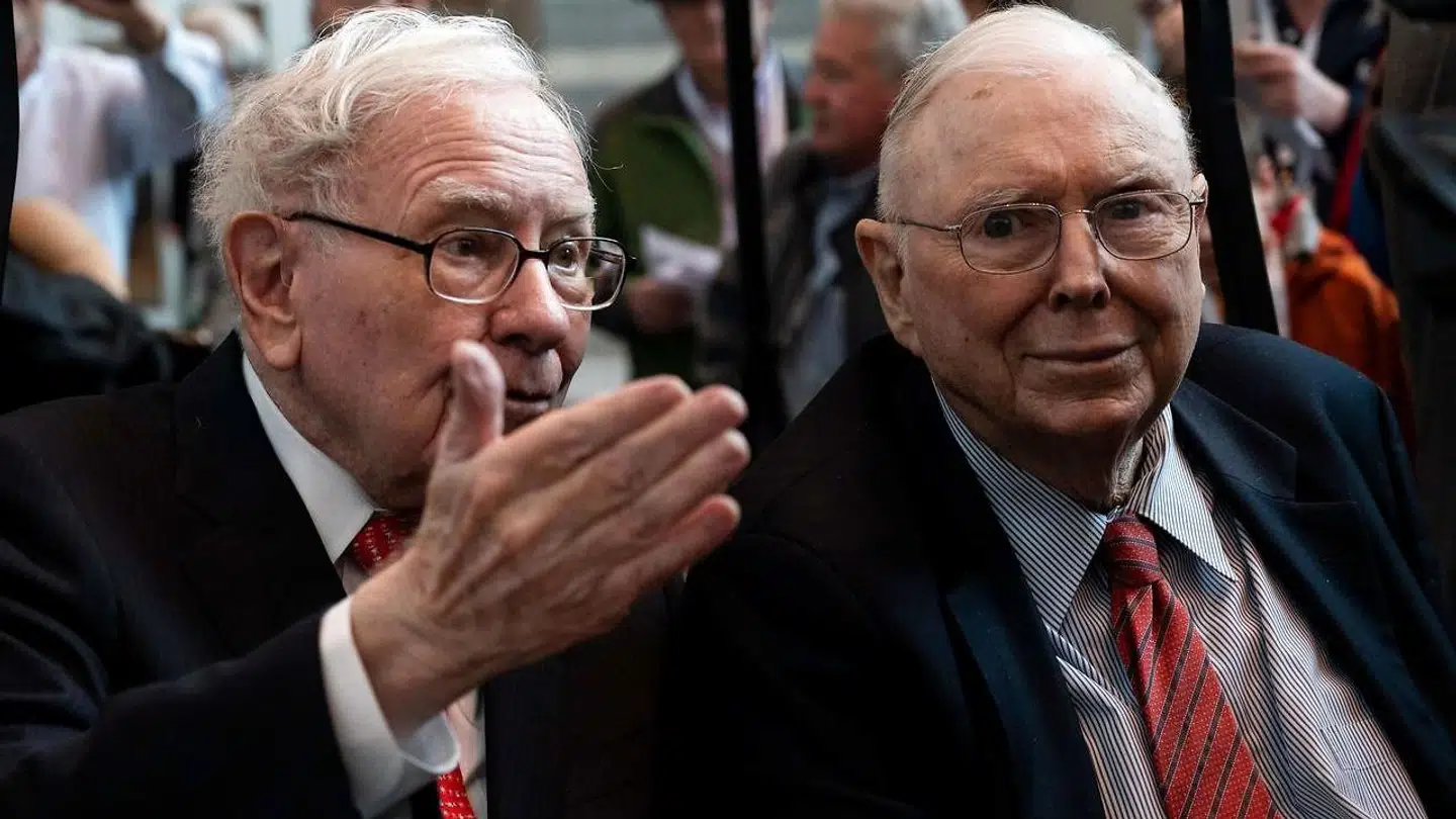 Her ses Warren Buffett (t.v) med sin højre hånd, Charlie Munger, under et investormøde i 2019