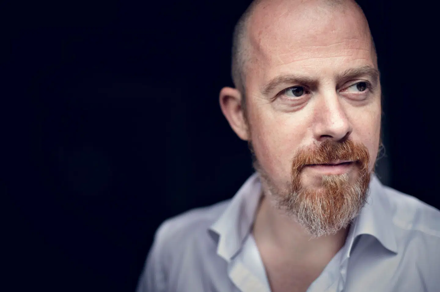 Her ses Evaxion Biotechs topchef, Lars Wegner, der er uddannet læge på Syddansk universitet. Han har fulgt lederuddannelser på Harvard og IMD og har erfaring fra medicinalindustrien fra Pfizer, og derefter som en del af ledelsen i Bavarian Nordic. Han var medinvestor ved stiftelsen af Evaxion Biotech. Evaxion Biotech blev stiftet i 2008 af CBO Niels Iversen Møller og CIO Andreas Holm Mattsson.