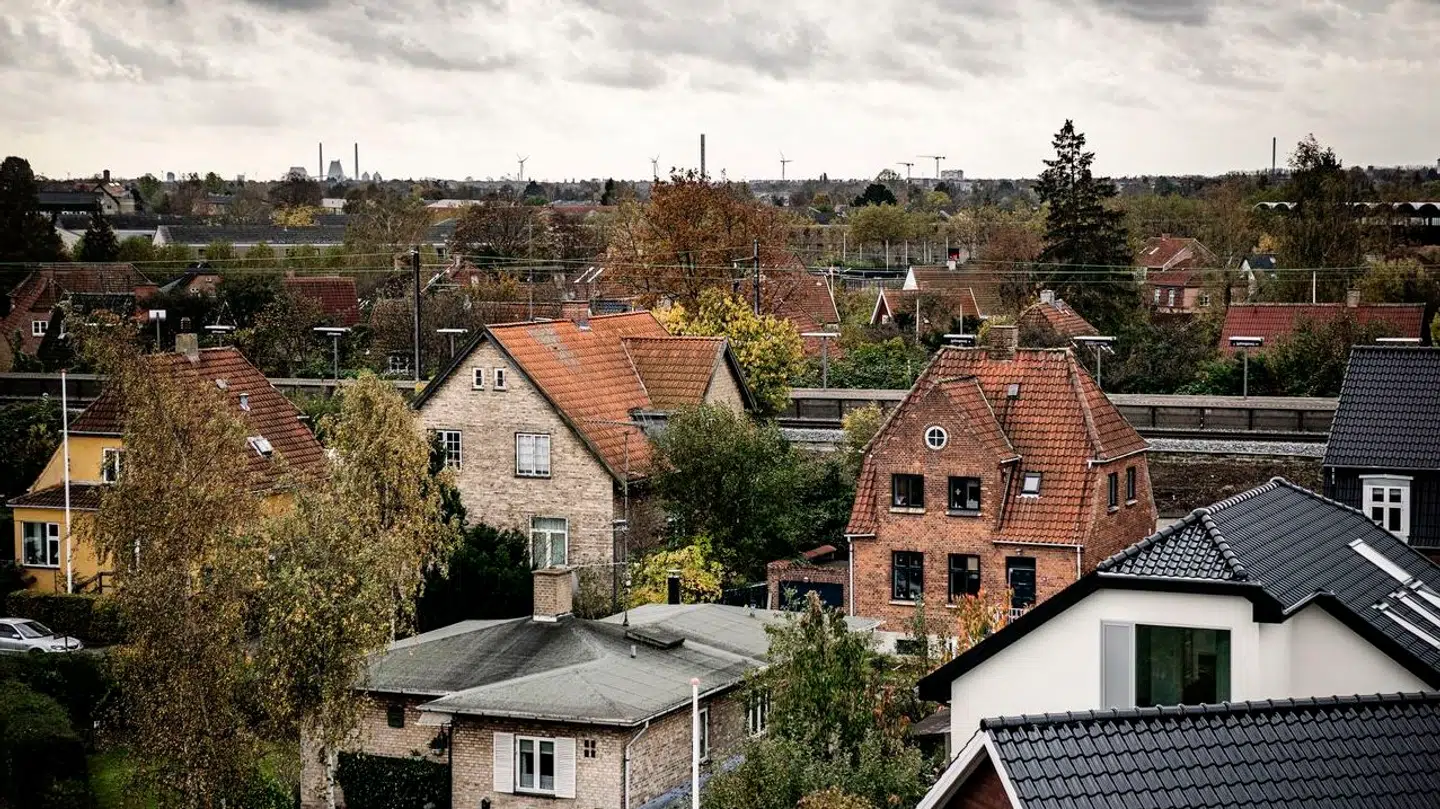 Huse i villakvarter i Brønshøj. Boliger. Udsigt. Ejendomme. Villaer. Bolig. Murstenshus. Oversigtsfoto. Bygning. Bygninger. Hus. Parcelhus. Parcelhuskvarter. Matrikel. Matrikler. Villaområde. Parcelhusområde. Boligkvarter.