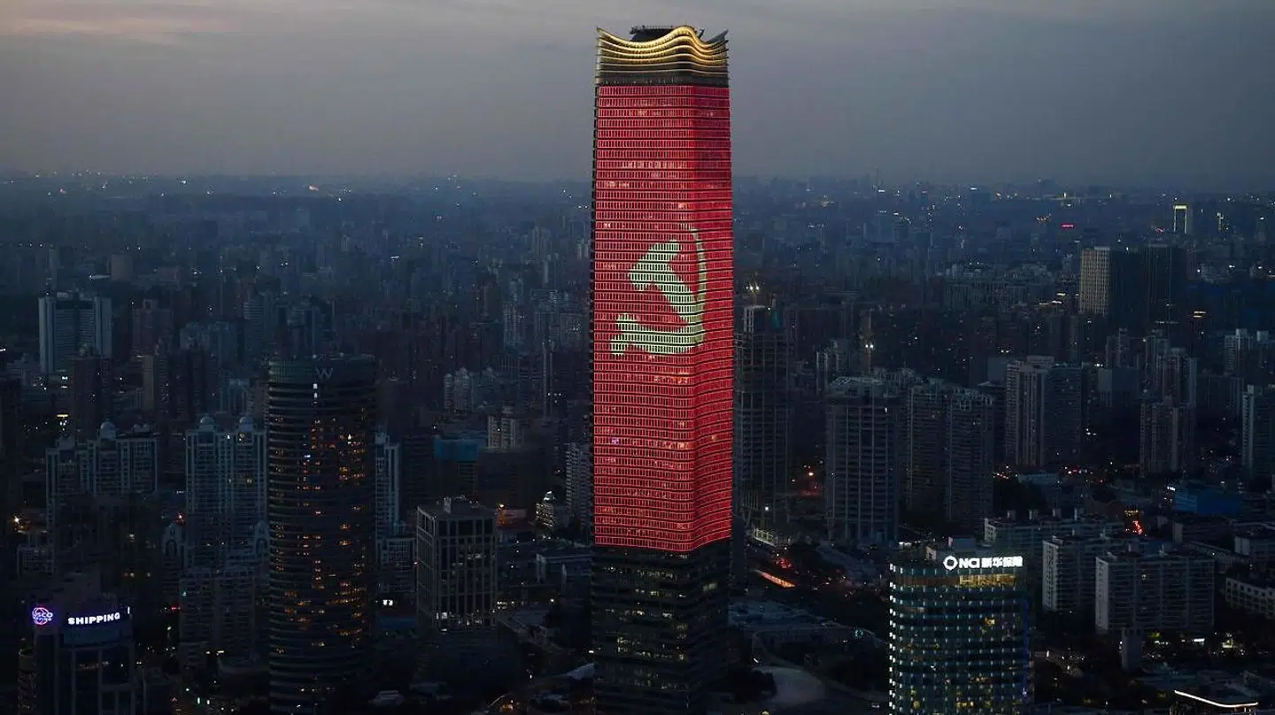Her ses det kinesisk kommunistpartis logo på toppen af en skyskraber i Shanghai 31. august 2021
