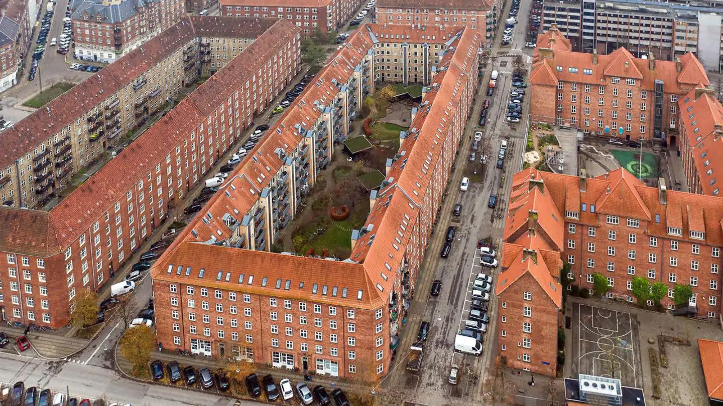 Det er sæson for forældrekøb af lejligheder til unge, der skal påbegynde deres studier. Men det er blevet en dyrere løsning for forældrene, viser nye beregninger.