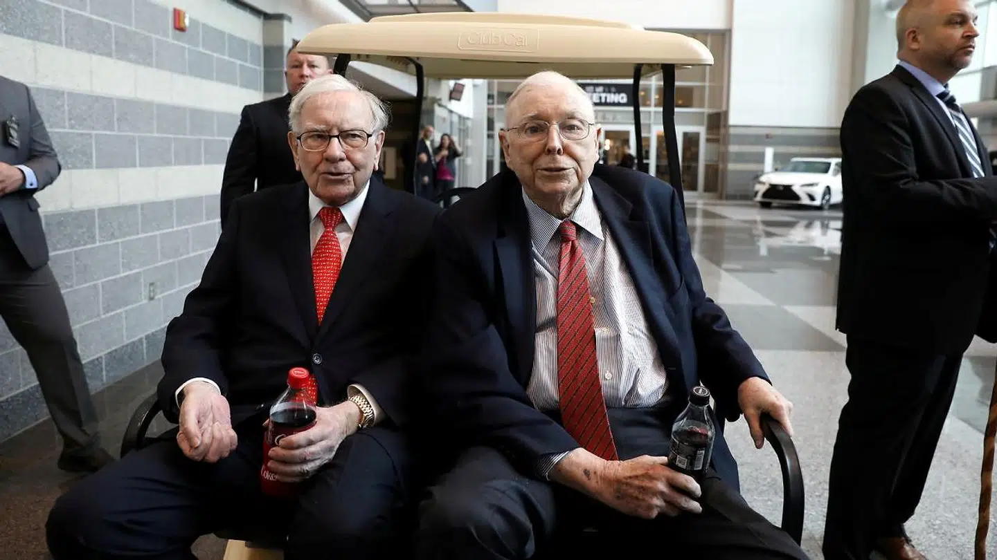Her ses Oraklet fra Omaha, som Warren Buffett (t.v.) også bliver kaldt. Han står sammen med sin højre hånd - Charlie Munger (t.h.) - i spidsen for investeringsselskabet Berkshire Hathaway.