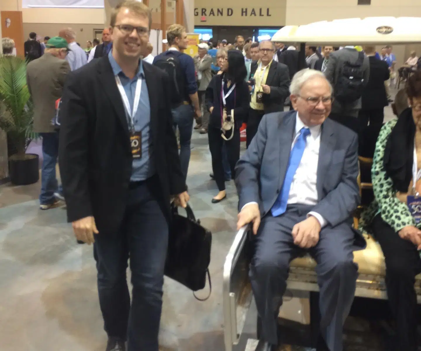 Her ses Johannes Møller, da han i 2017 under et aktionærmøde hos Berkshire Hathaway, mødte den verdenskendte investor, Warren Buffett .