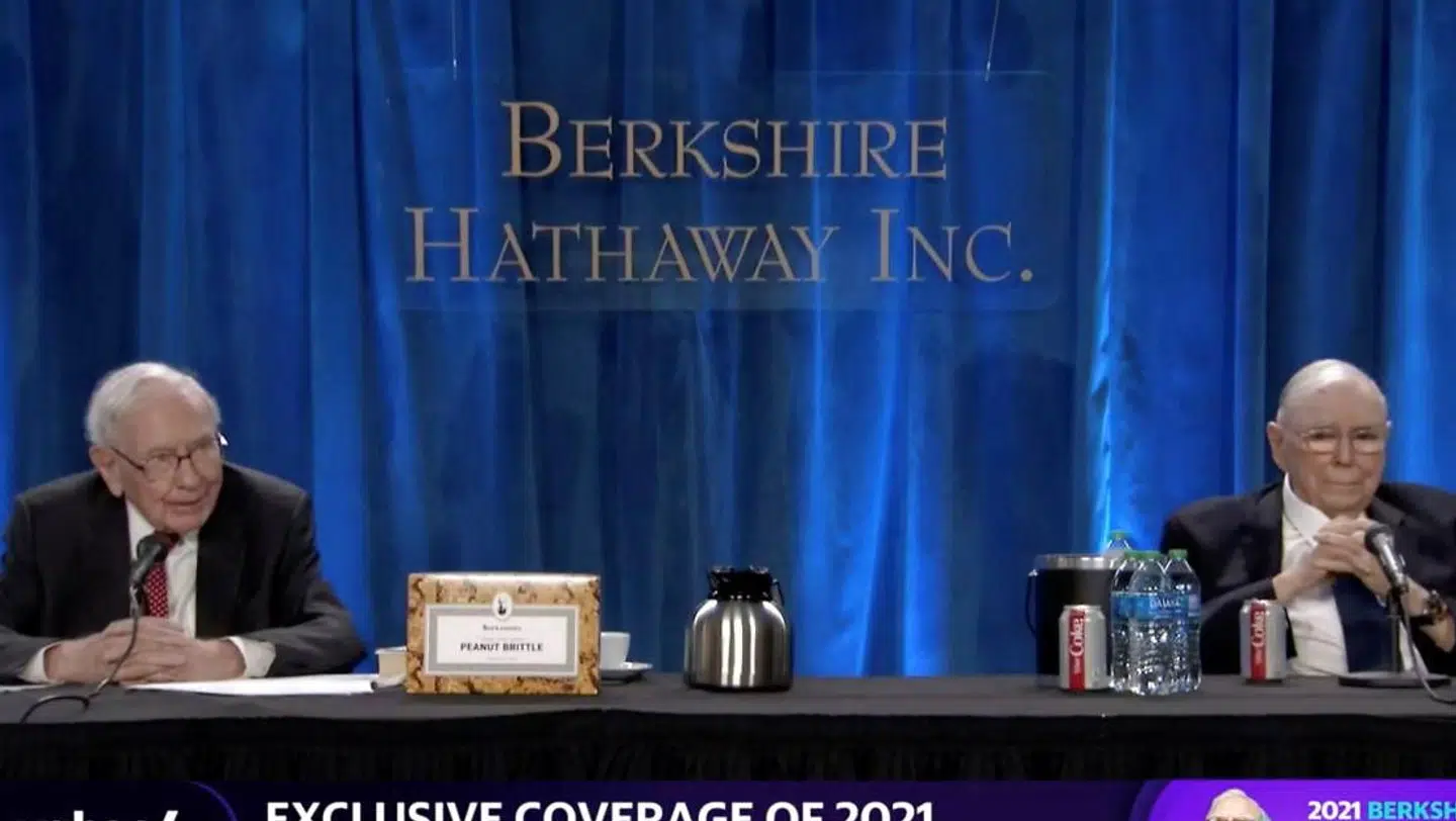 Her ses Berkshire Hathaways bestyrelsformand Warren Buffett (t.v.) sammen med næstformanden Charlie Munger (t.h.) på aktionærmødet lørdag 1. maj 2021.